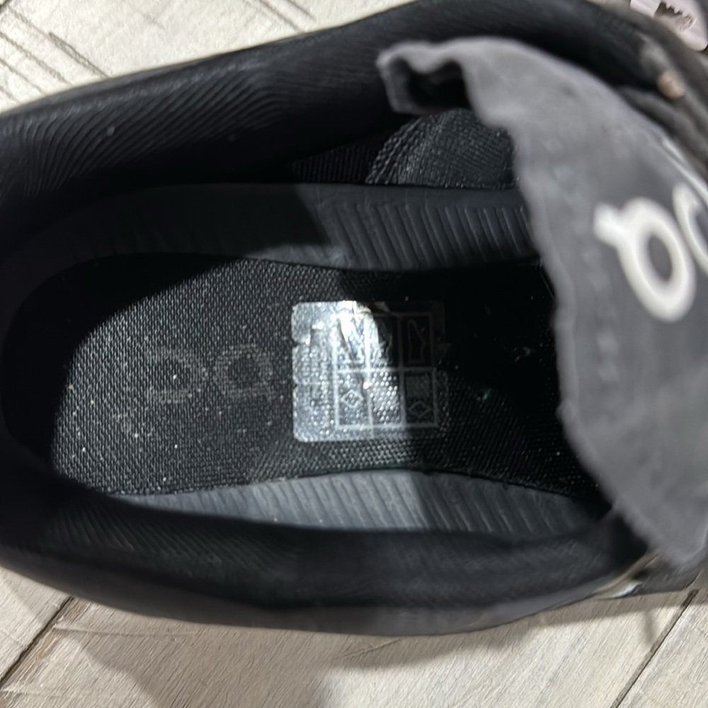 Gently used sneaker - Picture 6 of 8